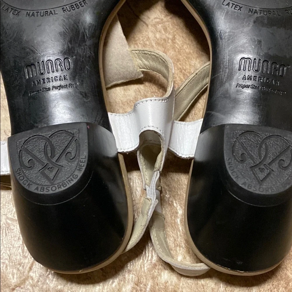 Munro White & Silver Size 8W Sandals with Cushioned Footbed Summer